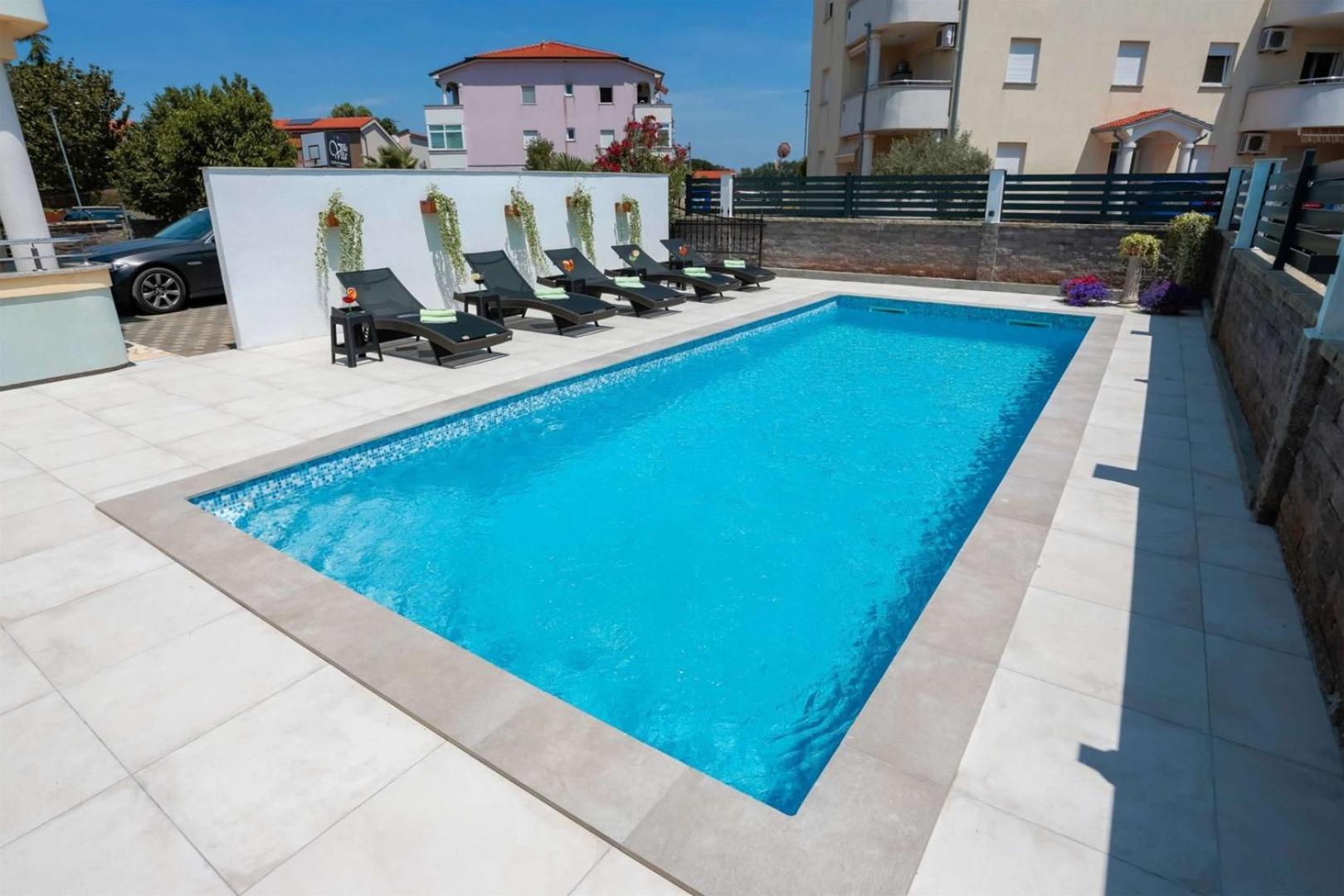 Villa Vita Apartments & Studios With Common Pool Valbandon 外观 照片