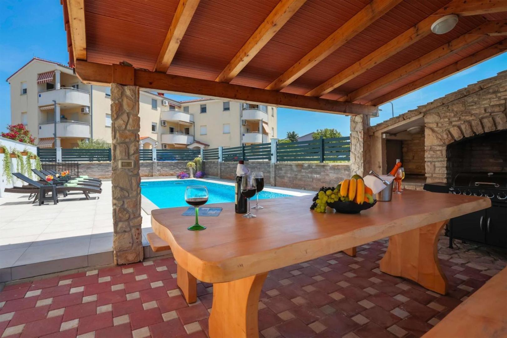 Villa Vita Apartments & Studios With Common Pool Valbandon 外观 照片