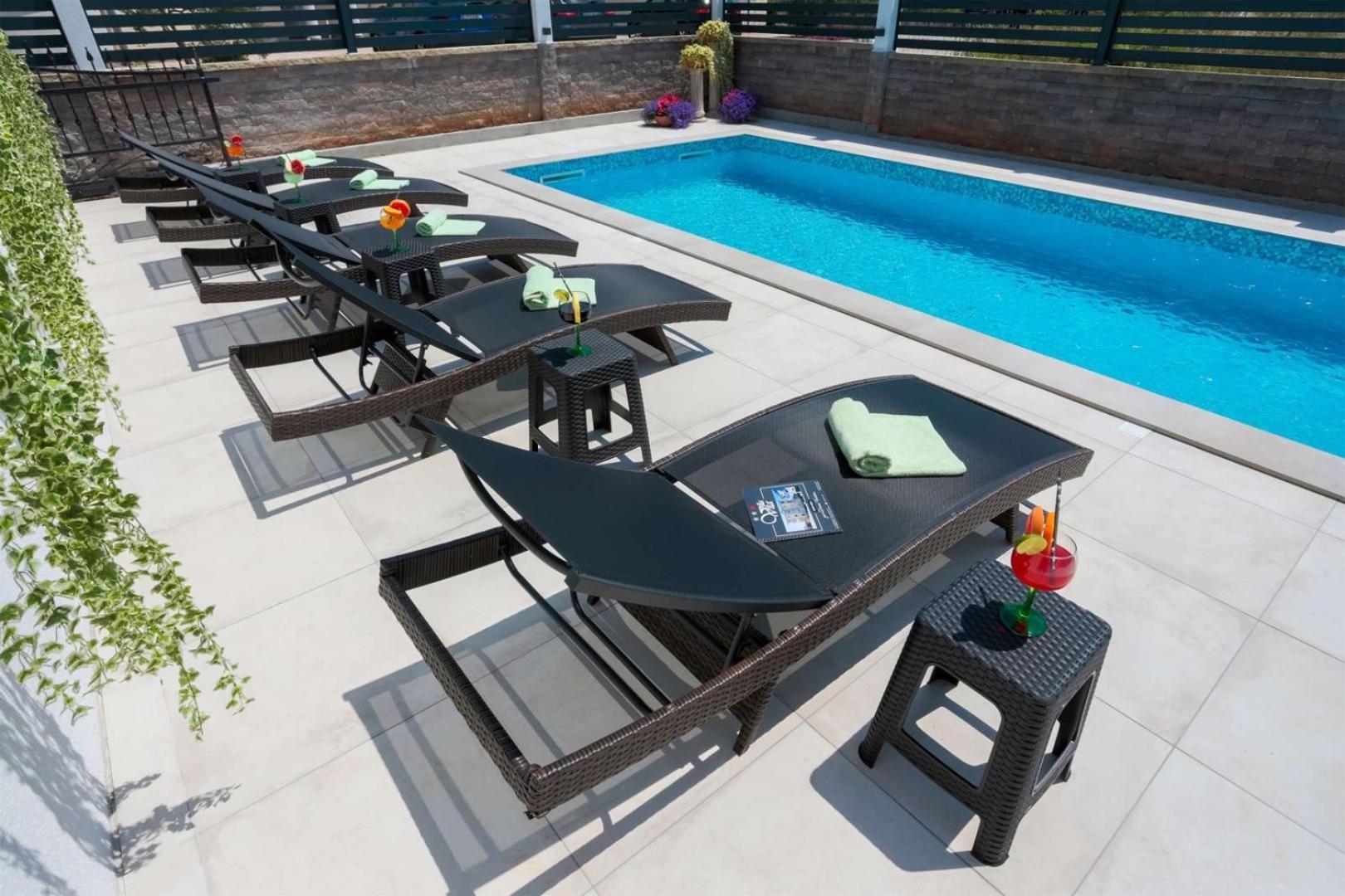 Villa Vita Apartments & Studios With Common Pool Valbandon 外观 照片